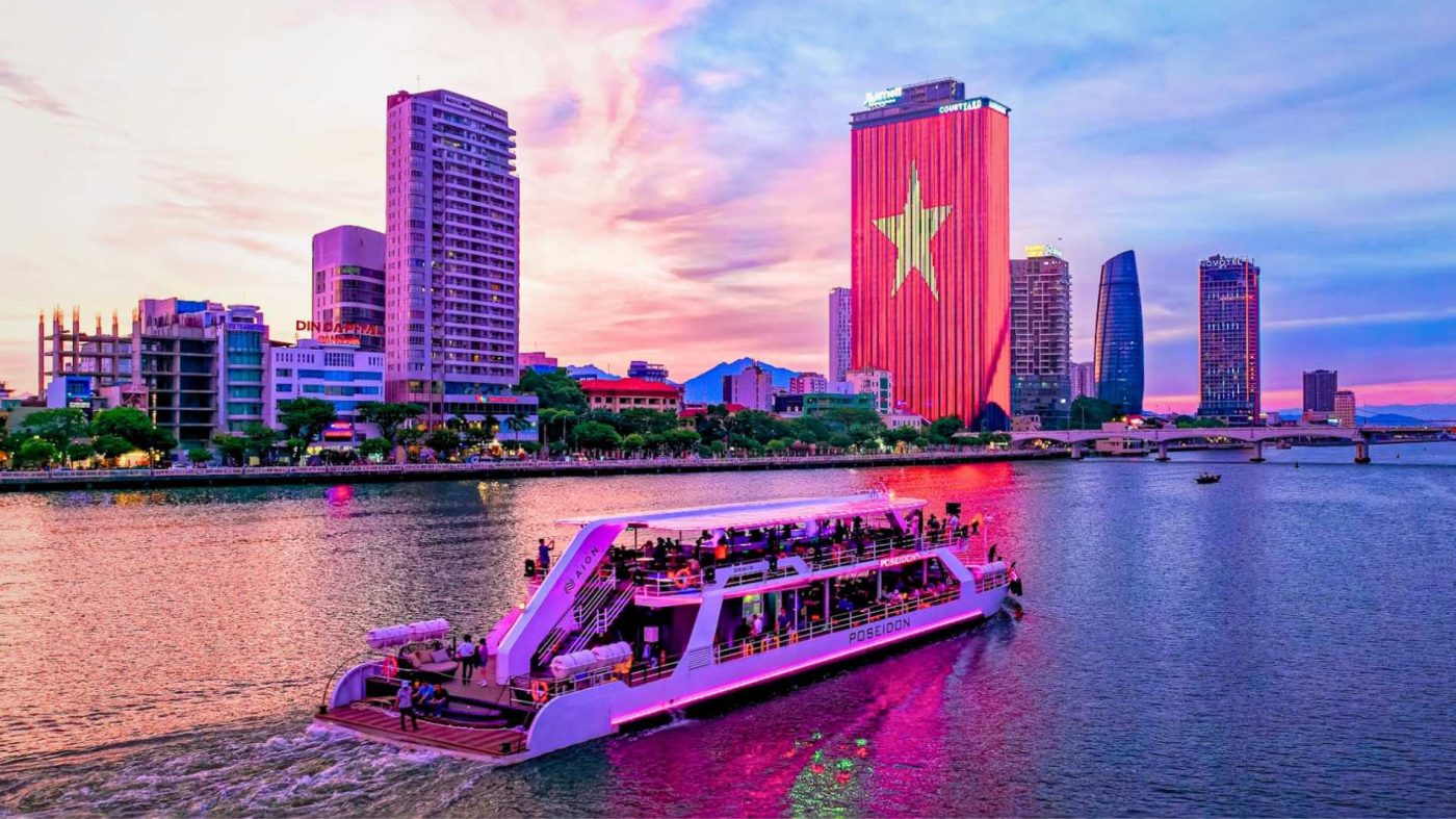 Night Cruise on the Han River_A Must-Do Experience in Da Nang © 2024 V-Explorer® All rights reserved.